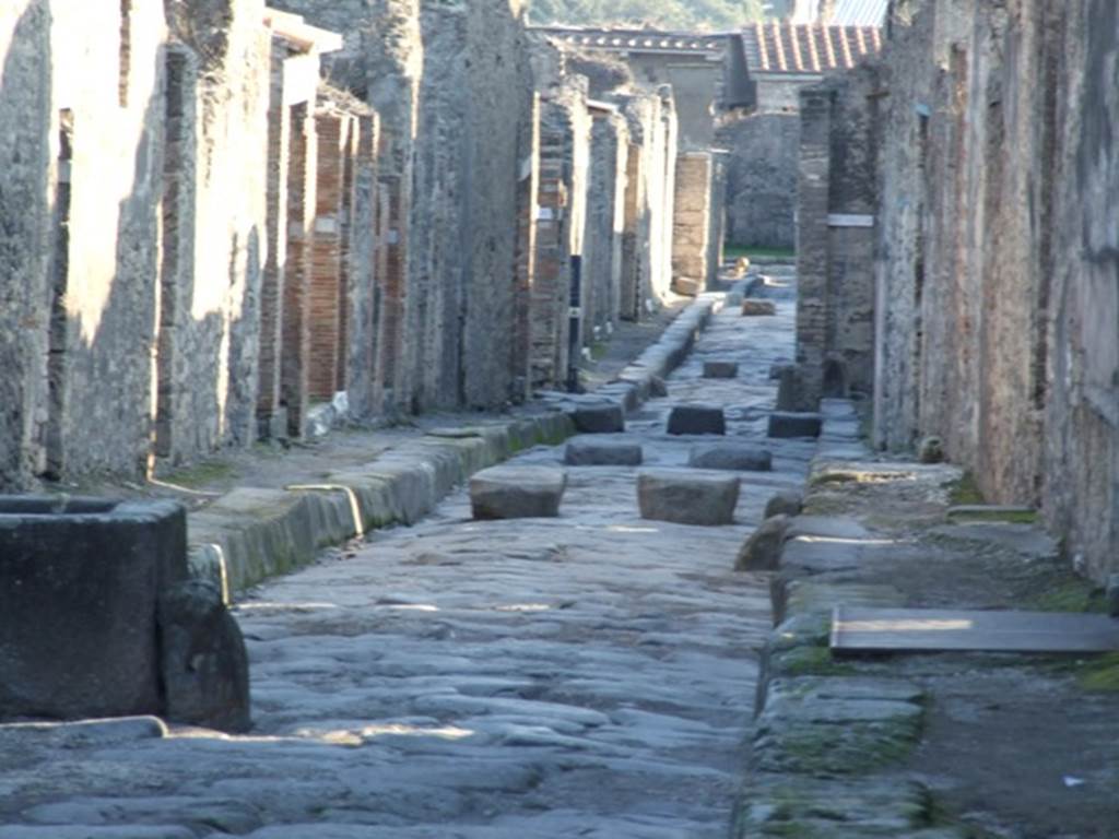 Vicolo dei Vettii looking south from near fountain at VI.16.28.  December 2007.