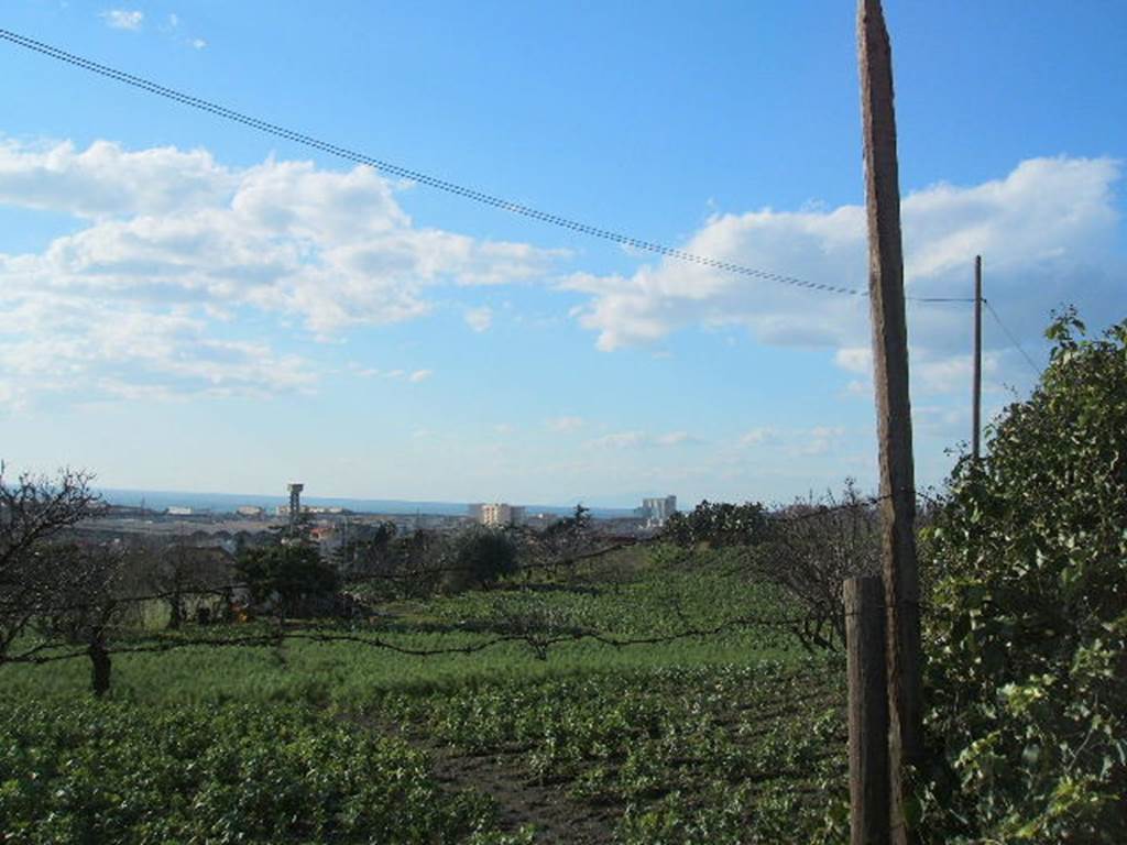 Looking west over Bay of Naples from rear of VI.17.4.  December 2004.