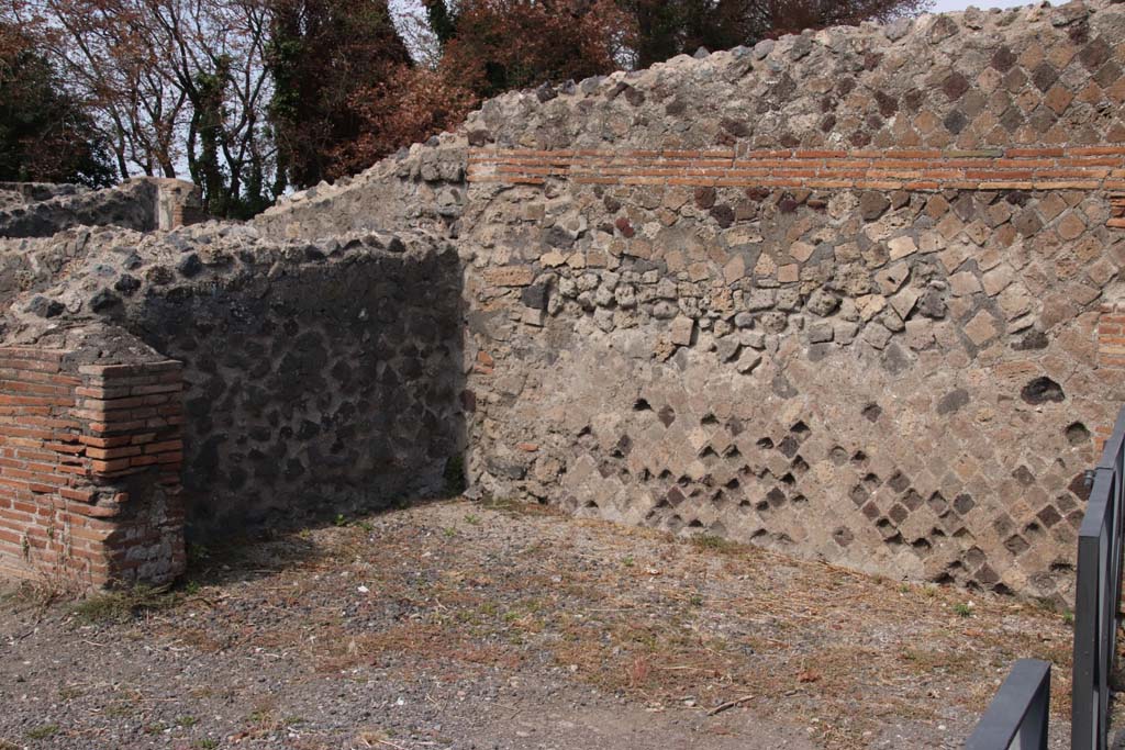 VI.17.3/4 Pompeii. September 2021. Looking towards north-west corner of room at the rear of VI.17.3. Photo courtesy of Klaus Heese.