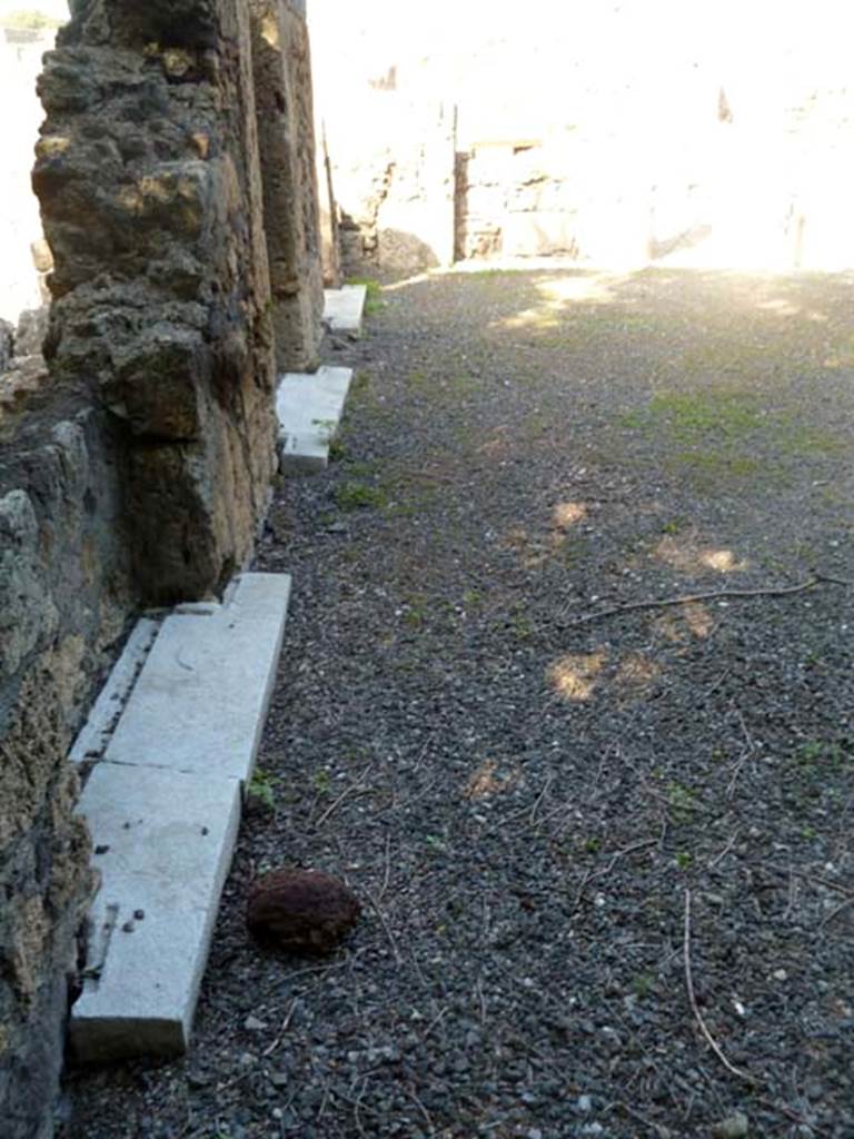 VI.17.17 Pompeii. May 2011. Looking east along north side of atrium.