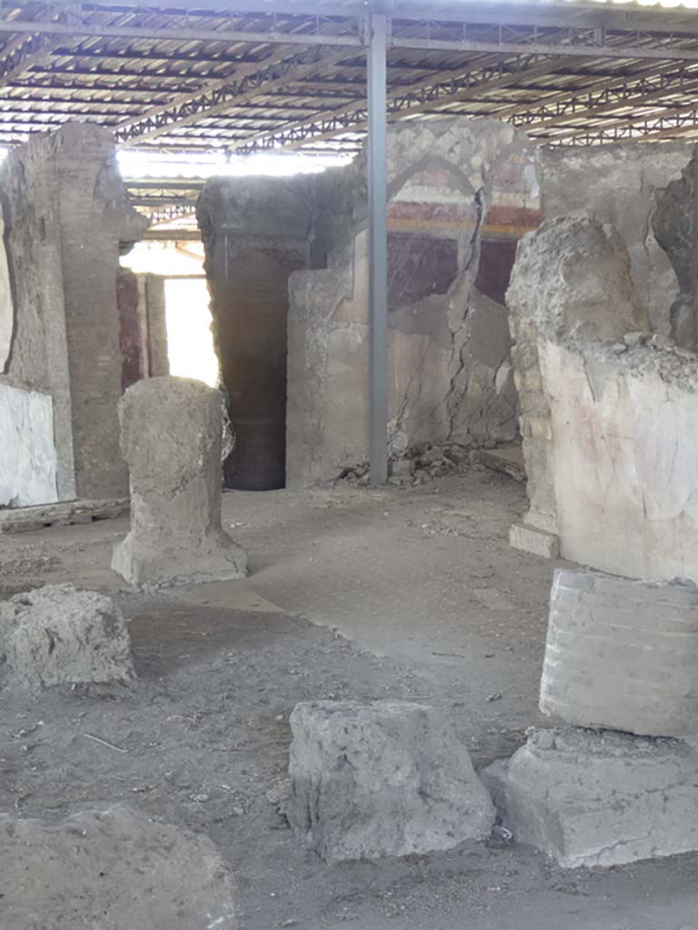 VI.17.41 Pompeii. September 2017. 
Looking north-west across impluvium in atrium towards doorway to small cubiculum and north ala. 
Foto Annette Haug, ERC Grant 681269 DCOR.
