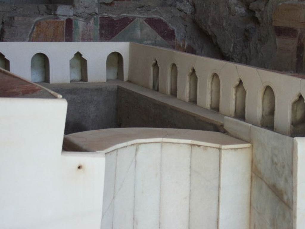 VI.17.42 Pompeii. May 2006. Summer triclinium 31, marble triclinium central water feature.