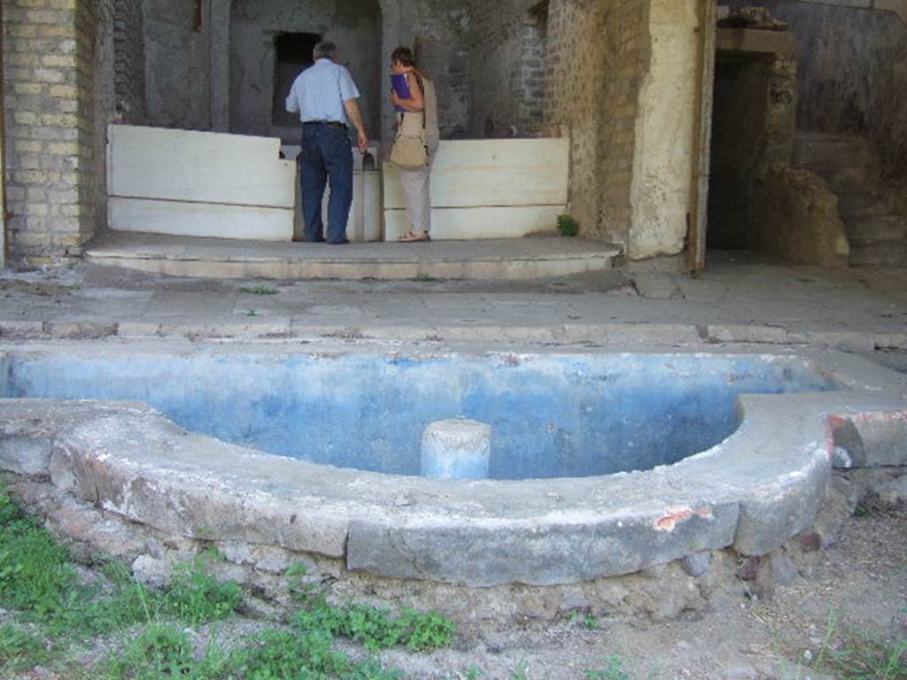 VI.17.42 Pompeii. May 2006. Pool in garden below summer triclinium.