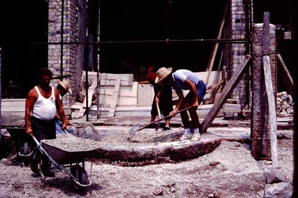 VI.17.42, Pompeii. 1983. Looking east towards the pool being uncovered from the lapilli. Photo by Sally Gladden.    
Source: The Wilhelmina and Stanley A. Jashemski archive in the University of Maryland Library, Special Collections (See collection page) and made available under the Creative Commons Attribution-Non Commercial License v.4. See Licence and use details. J80f0589
