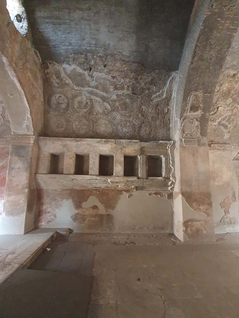 VII.1.8 Pompeii. July 2021. 
Men’s changing room 2, looking towards north wall with niches for belongings.
Foto Annette Haug, ERC Grant 681269 DÉCOR
