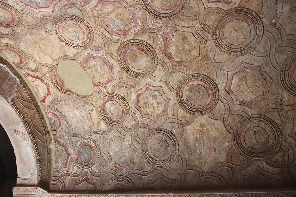 VII.1.8 Pompeii. October 2024. Stucco ceiling in vestibule 1, looking towards south side. Photo courtesy of Klaus Heese.