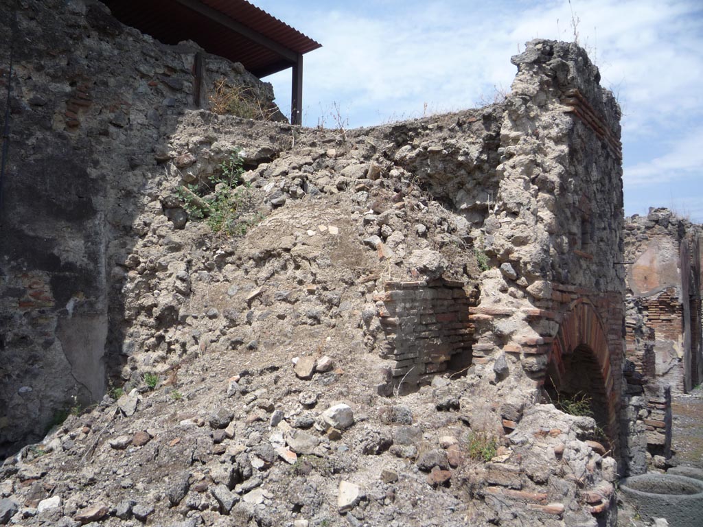 VII.1.36 Pompeii. October 2009. Looking north from south side of oven. Photo courtesy of Jared Benton.