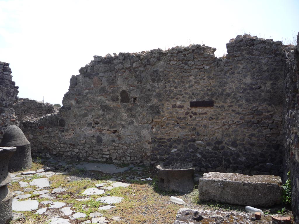 VII.1.36 Pompeii. October 2009. Looking south. Photo courtesy of Jared Benton.