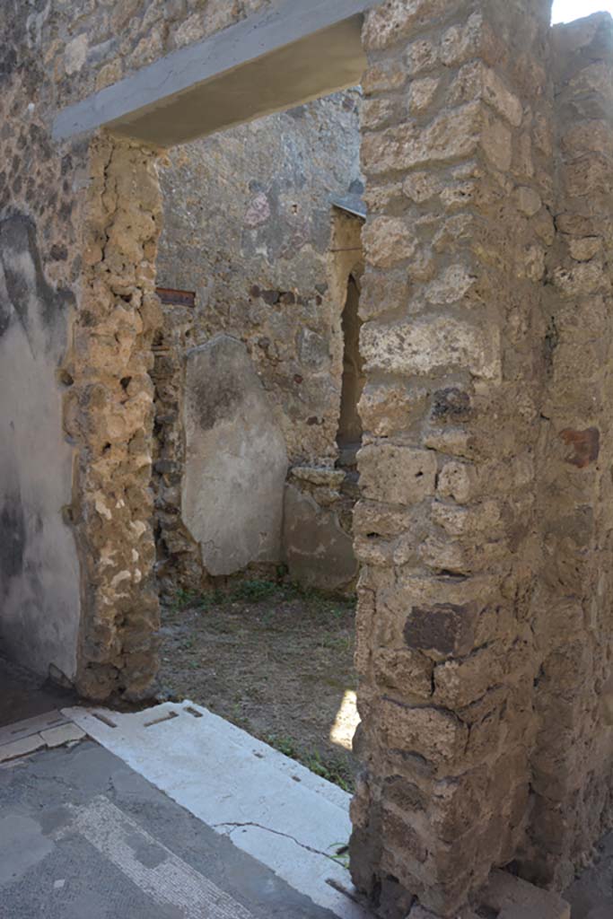 VII.1.40 Pompeii. September 2019. Doorway to room 13 in south-east corner of atrium.
Foto Annette Haug, ERC Grant 681269 DÉCOR.

