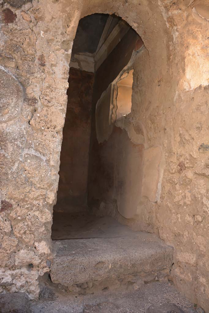 VII.1.40 Pompeii. September 2019. Room 13, step to tepidarium, looking east.
Foto Annette Haug, ERC Grant 681269 DÉCOR.
