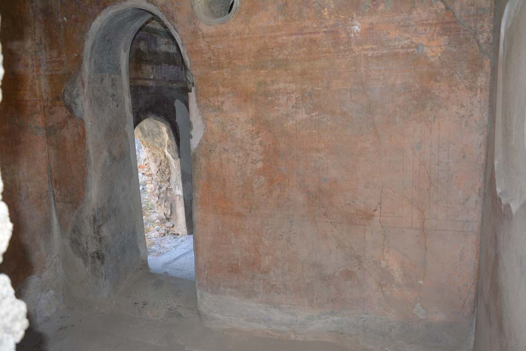 VII.1.40 Pompeii. September 2019. Room 15, looking towards east wall, with arched doorway to room 16.
Foto Annette Haug, ERC Grant 681269 DÉCOR.
