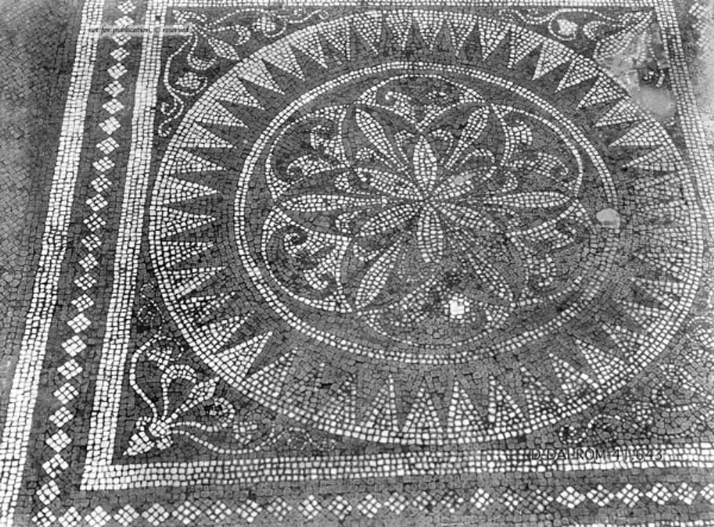 VII.1.40 Pompeii. c.1930. Tablinum, central mosaic emblema in flooring.
DAIR 41.643. Photo © Deutsches Archäologisches Institut, Abteilung Rom, Arkiv.
See Pernice, E.  1938. Pavimente und Figürliche Mosaiken: Die Hellenistische Kunst in Pompeji, Band VI. Berlin: de Gruyter, (tav. 20.5, above.)
