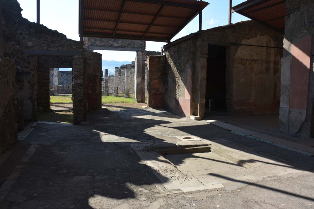 VII.1.40 Pompeii. September 2019. Looking south-west across impluvium in atrium.
Foto Annette Haug, ERC Grant 681269 DÉCOR.
