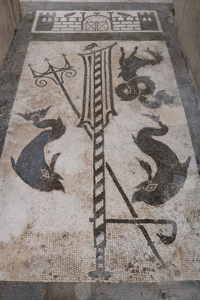 VII.1.40 Pompeii. December 2018.  
Black and white mosaic in entrance vestibule/corridor. Photo courtesy of Aude Durand.

