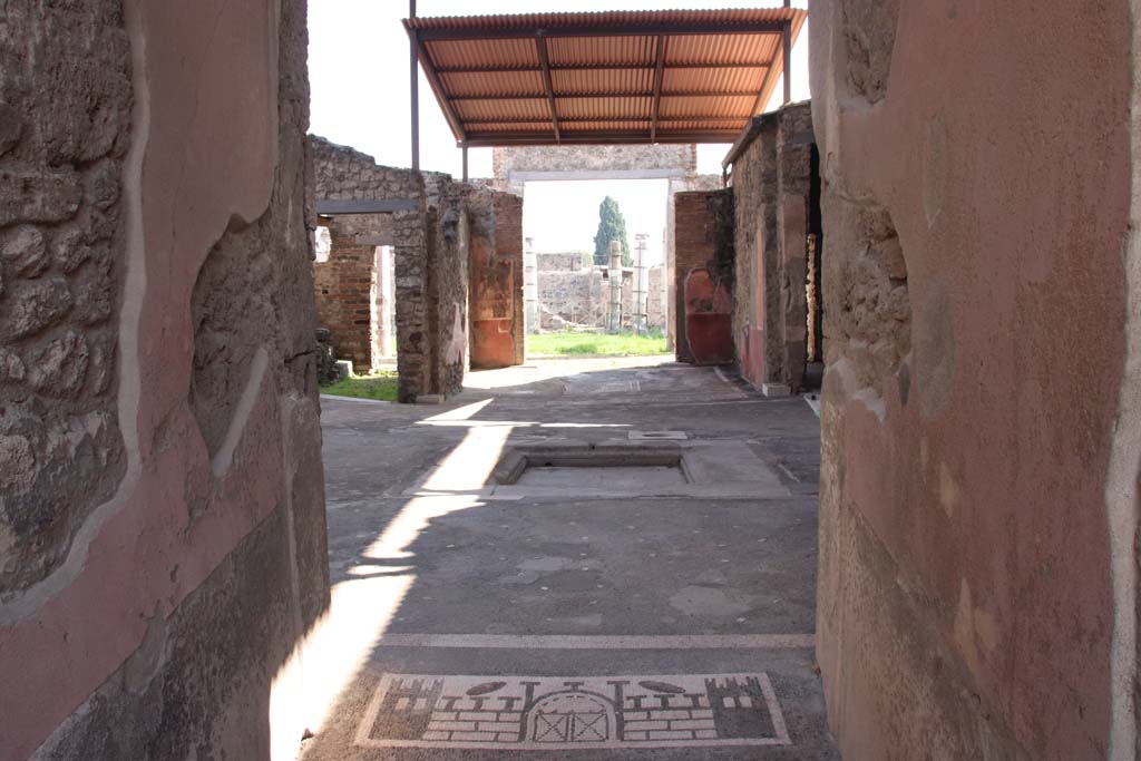 VII.1.40 Pompeii, September 2017. 
Looking south across atrium from entrance doorway, through tablinum towards peristyle. Photo courtesy of Klaus Heese. 
