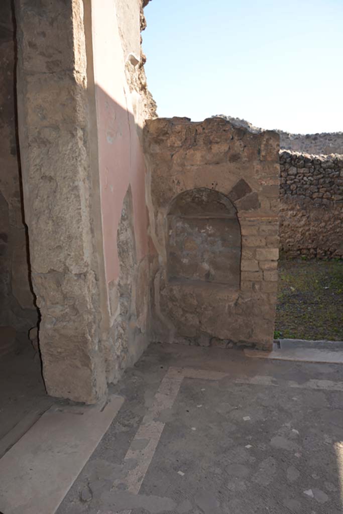 VII.1.40 Pompeii. September 2019. 
North-east corner of atrium, with doorway to room 6, on left, and room 8, on right.
Foto Annette Haug, ERC Grant 681269 DÉCOR.
