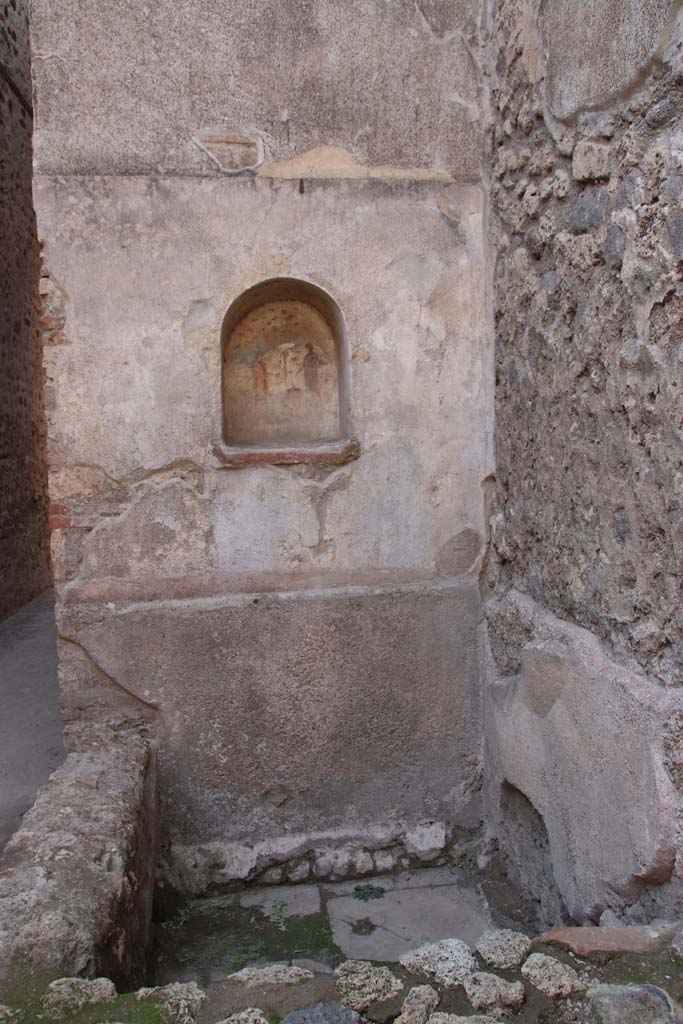 VII.1.46 Pompeii. September 2017. Looking west to niche lararium 14 built into west wall above a basin/tank.
Photo courtesy of Klaus Heese.
