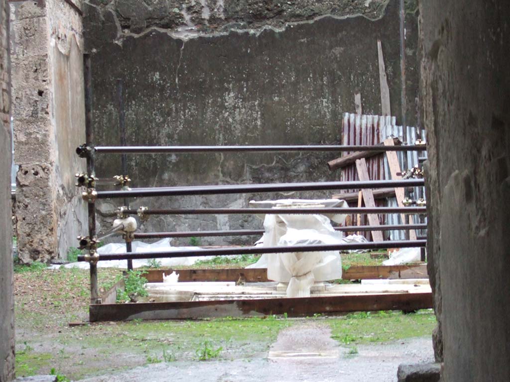 VII.1.47 Pompeii. December 2005. Looking east to atrium 3, and tablinum 6 at rear.  