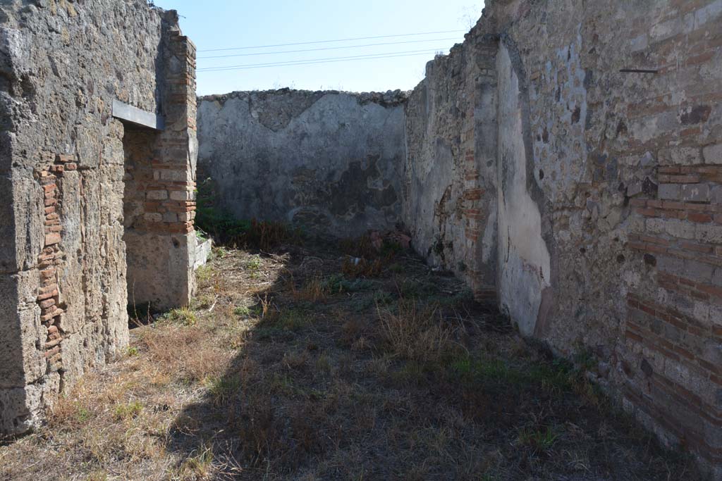 VII.2.16 Pompeii. October 2019. Room 15, looking south to small unroofed area on south side of east portico.
Foto Annette Haug, ERC Grant 681269 DCOR.
