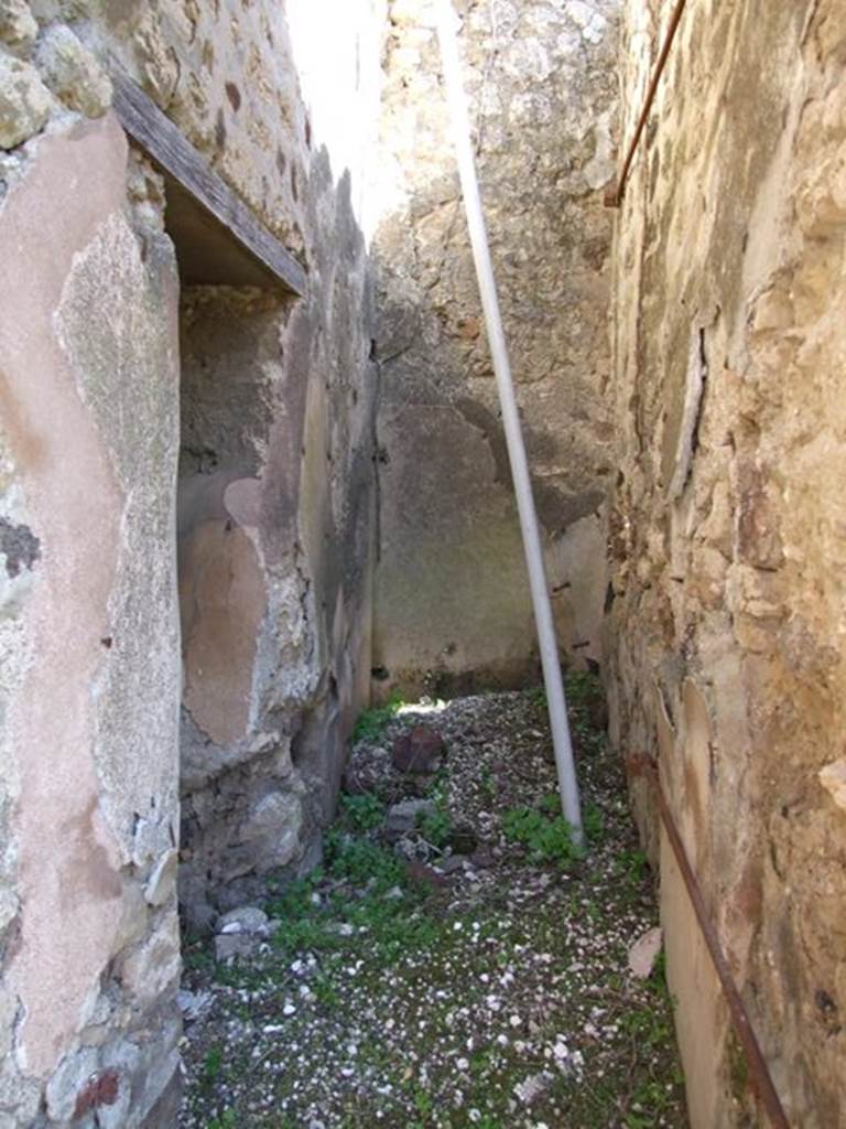 VII.2.16 Pompeii.  March 2009.  Room 4.  East end, with entry to recess on north side.