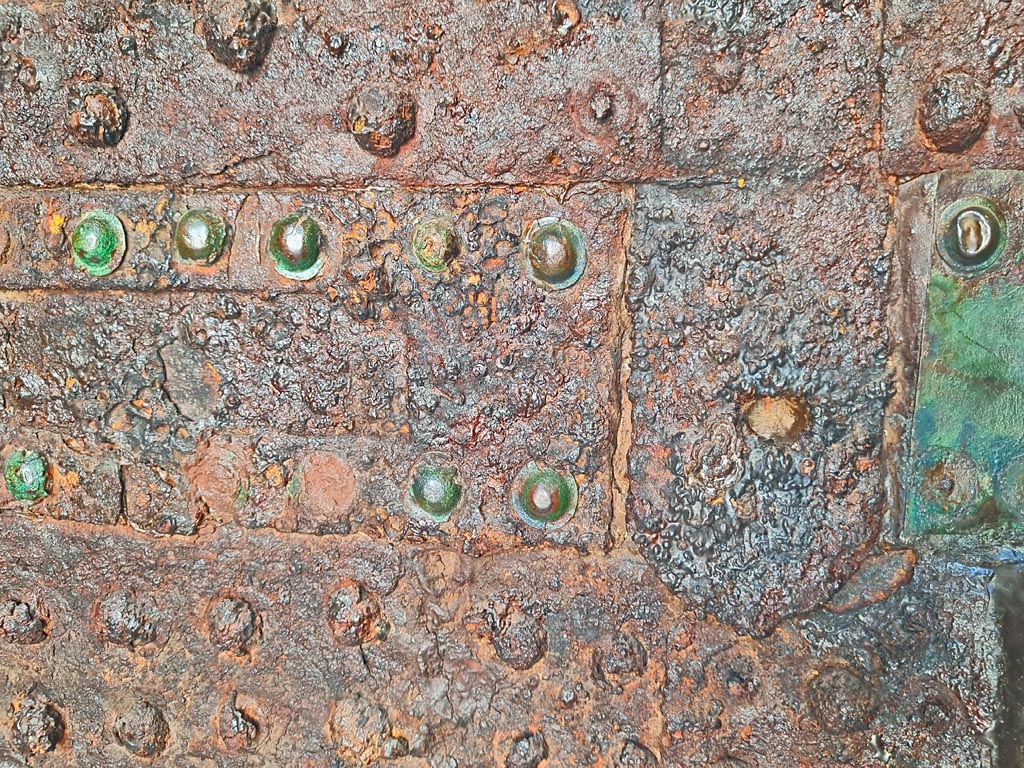 VII.2.18 Pompeii. October 2023. 
Detail of many nails decorating all sides of “arca”, storage/money-chest. Photo courtesy of Giuseppe Ciaramella.
