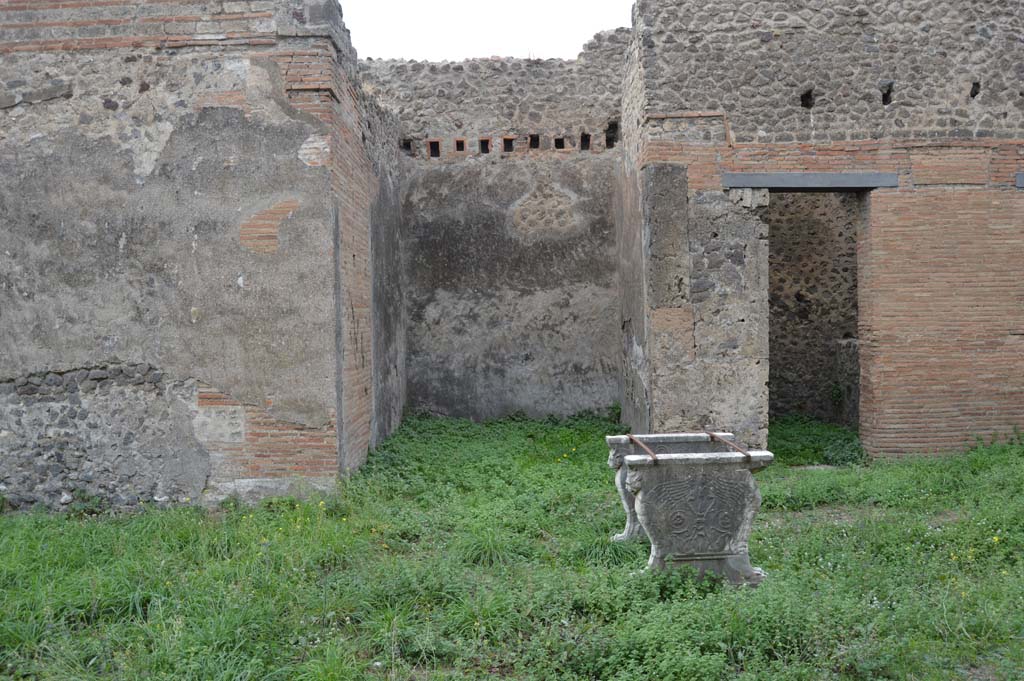 VII.2.18 Pompeii. October 2017. 
Looking north-west across atrium towards doorways to rooms 7 & 8, on west side of atrium, on left.
Doorways to room 9, the entrance corridor/fauces, and room 2, on north side of atrium, are on right.
The upper floor dwelling (of VII.2.19) is visible above the rooms on the north side.
Foto Taylor Lauritsen, ERC Grant 681269 DÉCOR.
