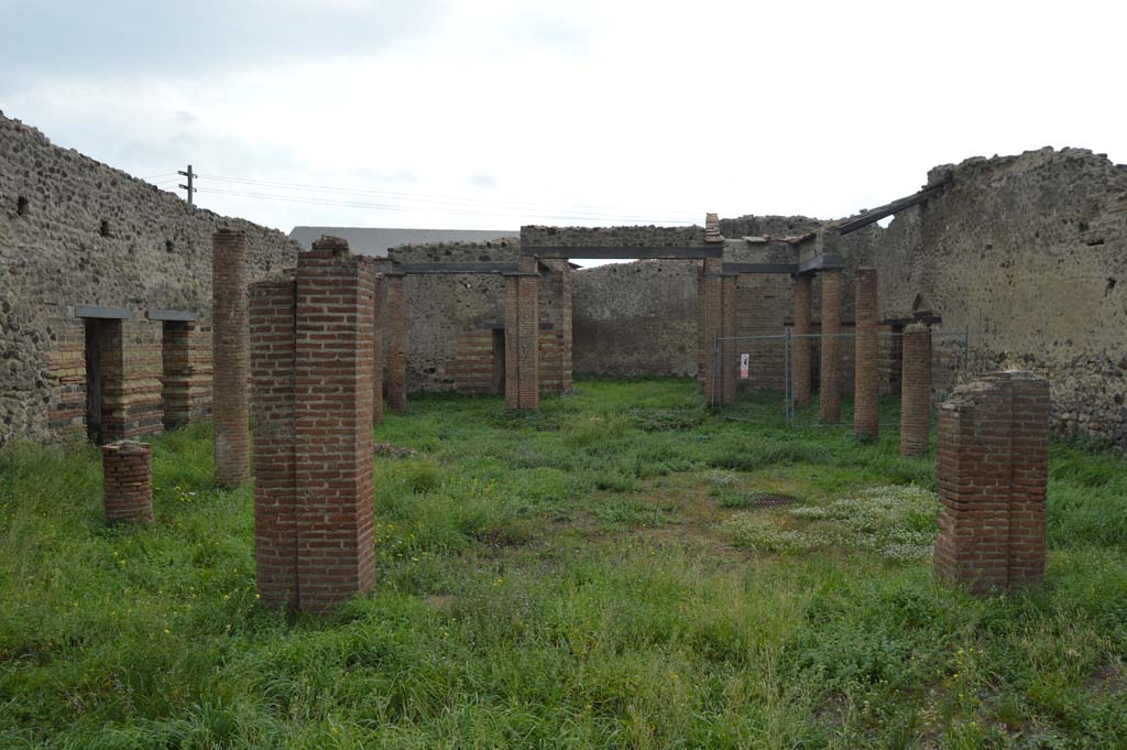 VII.2.18 Pompeii. October 2017. Looking south from north portico across peristyle garden.
Foto Taylor Lauritsen, ERC Grant 681269 DÉCOR.
