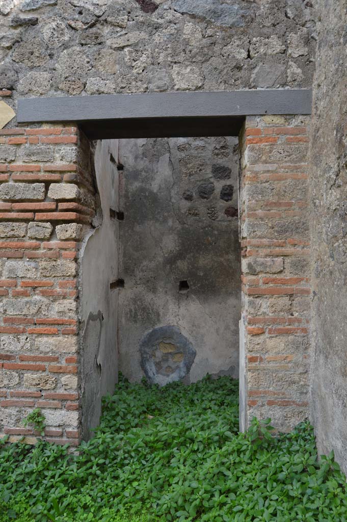 VII.2.18 Pompeii. October 2017. Room 15, looking east through doorway into cupboard.
Foto Taylor Lauritsen, ERC Grant 681269 DCOR.
