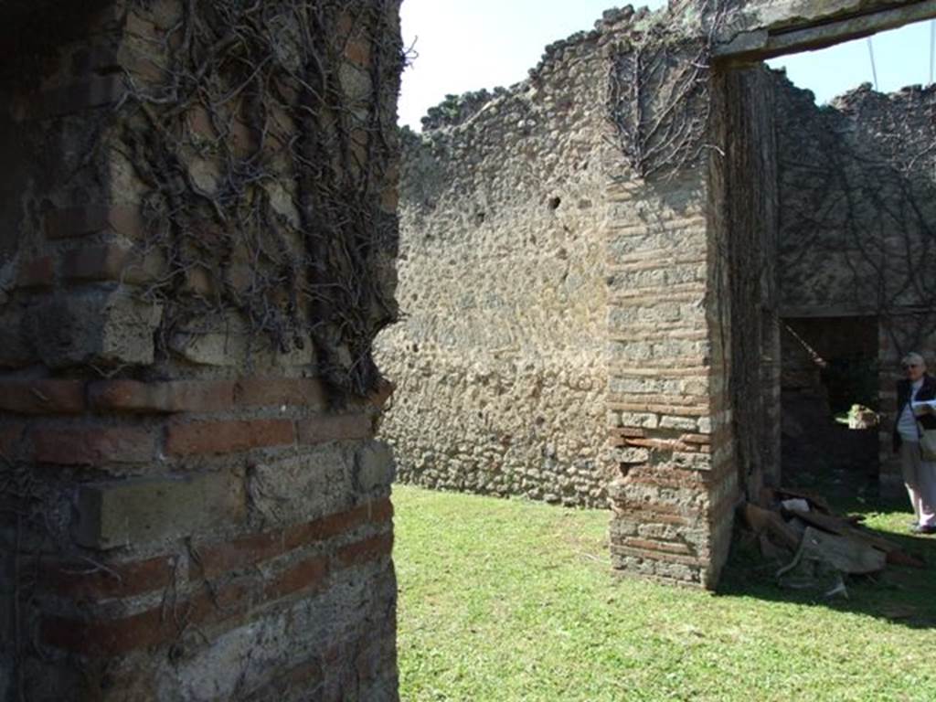 VII.2.18 Pompeii. March 2009. Doorway to room 17, exedra, from south portico.