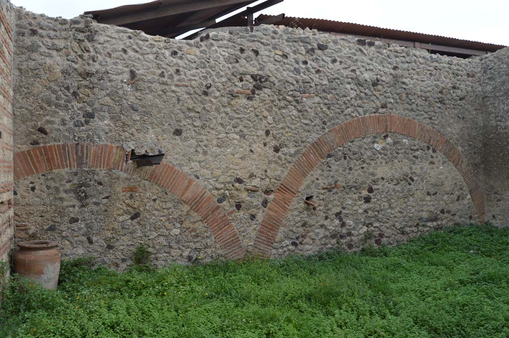 VII.2.18 Pompeii. October 2017. Room 17, east wall of exedra.
Foto Taylor Lauritsen, ERC Grant 681269 DCOR.
