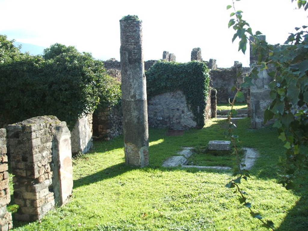 VII.2.35 Pompeii. December 2004. Looking south from tablinum towards entrance.