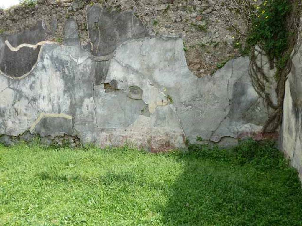 VII.2.35 Pompeii. May 2010. South end of east wall of triclinium.