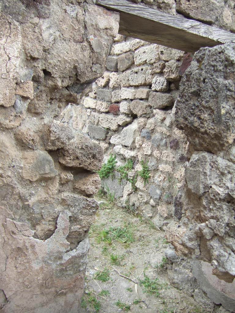 VII.2.39 Pompeii. May 2006. Latrine doorway to south-east corner of atrium of VII.2.38, from VII.2.39.