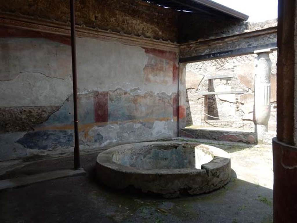 VII.4.48 Pompeii. May 2015. Peristyle, looking towards north-west corner. Photo courtesy of Buzz Ferebee.
