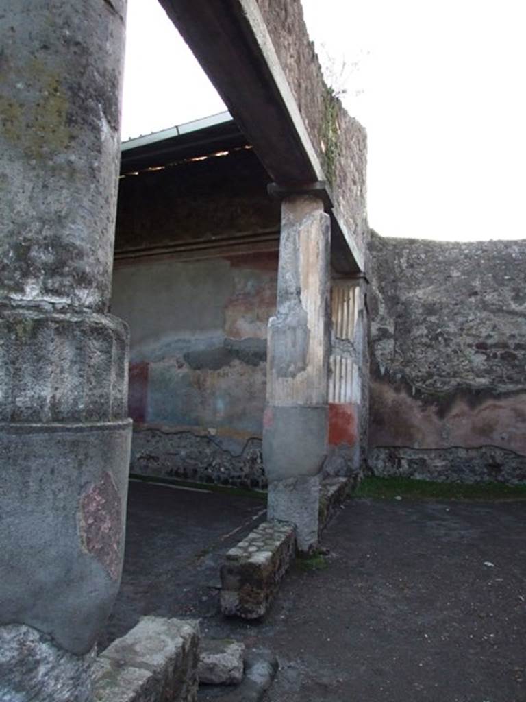 VII.4.48 Pompeii. December 2007. Peristyle.  North side, looking west. 