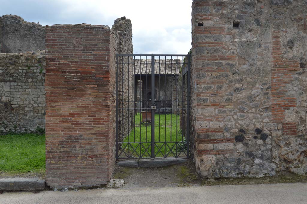VII.4.56 Pompeii. March 2018. Looking towards entrance doorway on south side of Via della Fortuna. 
Foto Taylor Lauritsen, ERC Grant 681269 DCOR.
