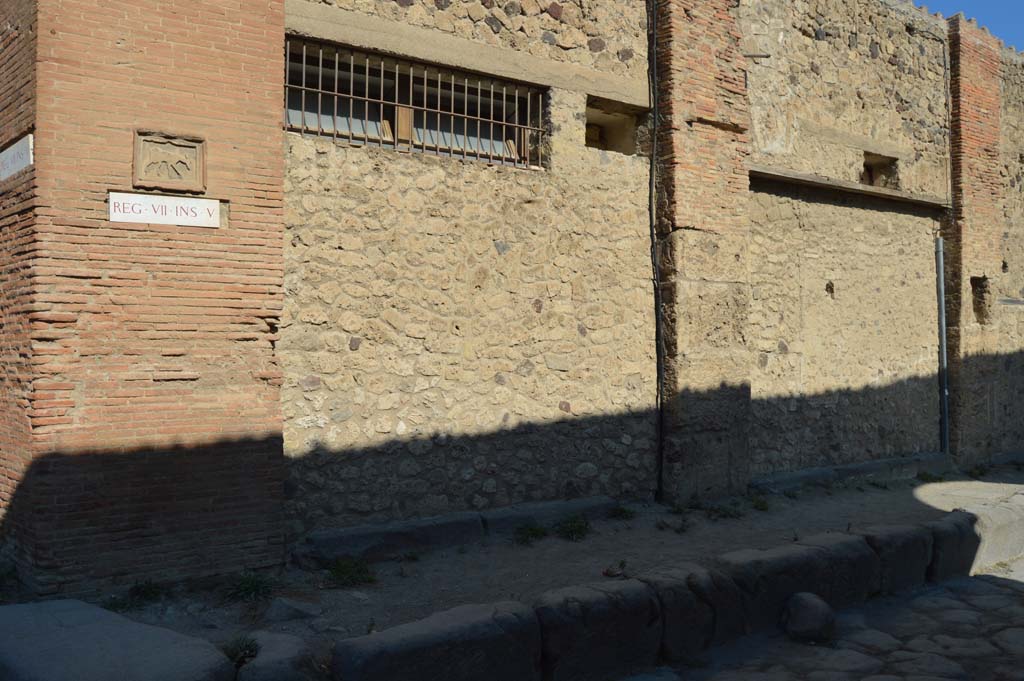 VII.5.14, on left, and VII.5.15, on right, Pompeii. October 2017. Looking east along north side of Vicolo dei Soprastanti. 
Foto Taylor Lauritsen, ERC Grant 681269 DCOR.
