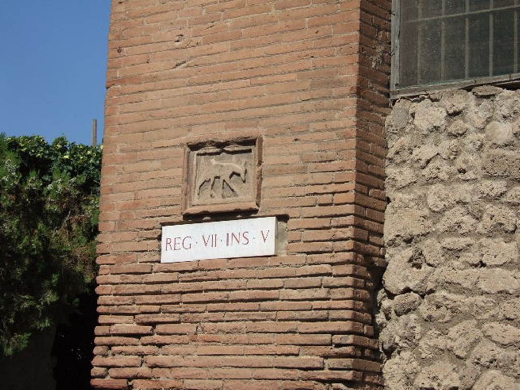 VII.5.14 Pompeii. September 2005. Plaque of goat on west pilaster.
According to Fiorelli, this brick pilaster was partly whitewashed, and under the plaque of the goat was the graffito 
M(arcum)  Casellium //
aed(ilem)  d(ignum)  r(ei)  p(ublicae)  fac(it)
Fidelis  Fbrli      [CIL IV 540]
See Pappalardo, U., 2001. La Descrizione di Pompei per Giuseppe Fiorelli (1875). Napoli: Massa Editore. (p.96)
See Epigraphik-Datenbank Clauss/Slaby (See www.manfredclauss.de) who translated the last word as Ebrli.
According to Della Corte, an electoral programme found under the plaque, (he numbered it as VII.5.16) was 
Fac Fidelis Aemili    [CIL IV 539]
He noted that on the wall, the actual name read as Eami, but he believed it should have been Aemili (see Note 1 on p.174)
See Della Corte, M., 1965.  Case ed Abitanti di Pompei. Napoli: Fausto Fiorentino. (p.173-4)
See VII.5.15, where CIL IV 539 appears to have been found under the painting of the gladiators. 
According to Epigraphik-Datenbank Clauss/Slaby (See www.manfredclauss.de), it read -
Marcellum aed(ilem) EAMH() roga(t?)   [CIL IV 539]


