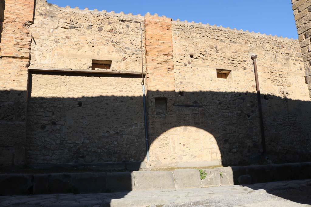 VII.5.15, on left, and VII.5.16, on right. December 2018. 
Looking north to square recess/niche in pilaster between blocked doorways. Photo courtesy of Aude Durand.
