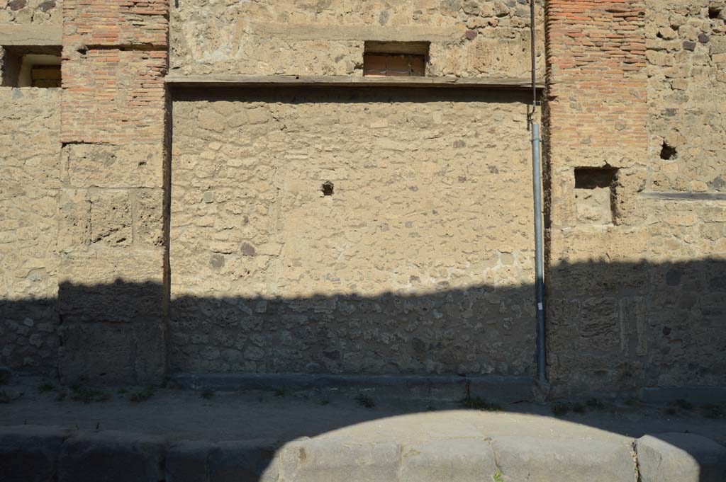 VII.5.15 Pompeii. October 2017. Looking north to site of entrance doorway, with square niche in pilaster on east side.
Foto Taylor Lauritsen, ERC Grant 681269 DÉCOR.

