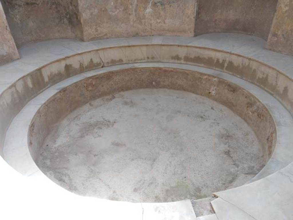 VII.5.24 Pompeii. May 2015. Pool in frigidarium (19). Photo courtesy of Buzz Ferebee.