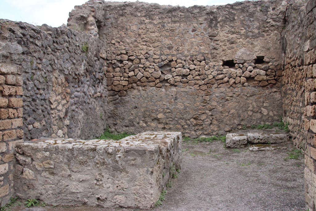 VII.7.3 Pompeii. September 2004. Looking north across shop-room with two-sided podium, on left. Photo courtesy of Klaus Heese.