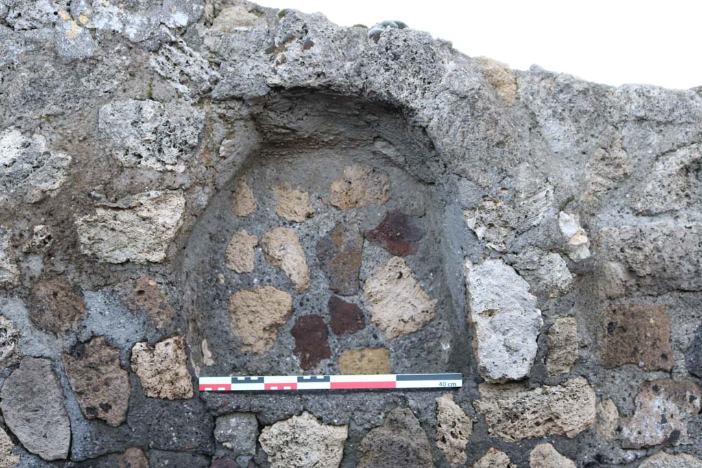 VII.7.4, Pompeii. December 2018. Detail of arched niche in east wall of shop. Photo courtesy of Aude Durand.