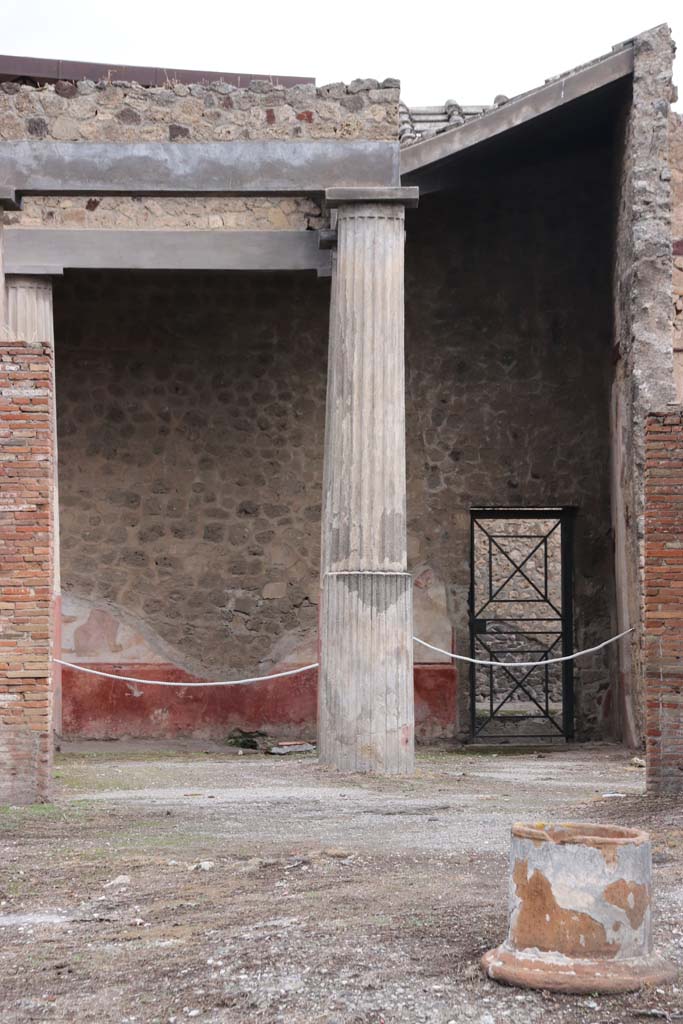 VII.7.10 Pompeii. October 2020. Looking north across peristyle towards rear doorway at VII.7.13.
Photo courtesy of Klaus Heese.
