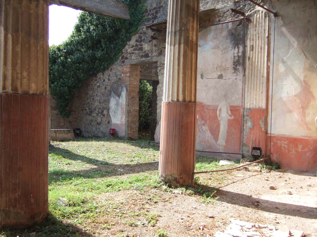 VII.7.13 Pompeii. September 2005. Looking towards west wall of peristyle, and doorway to kitchen area.