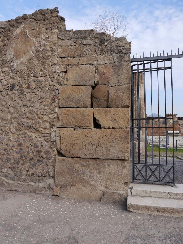VII.7.32 Pompeii. April 2019. Entrance step and threshold. Photo courtesy of Rick Bauer. 