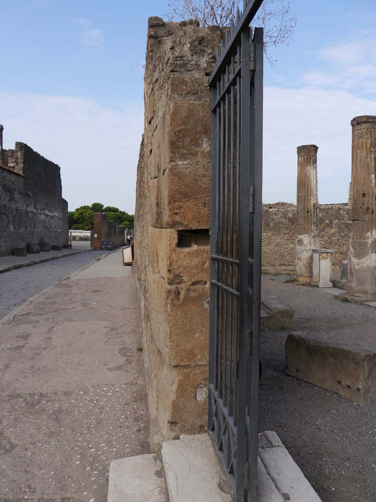 VII.7.32, Pompeii. September 2018. Looking towards east side of doorway and along exterior south wall.
Foto Anne Kleineberg, ERC Grant 681269 DÉCOR.
