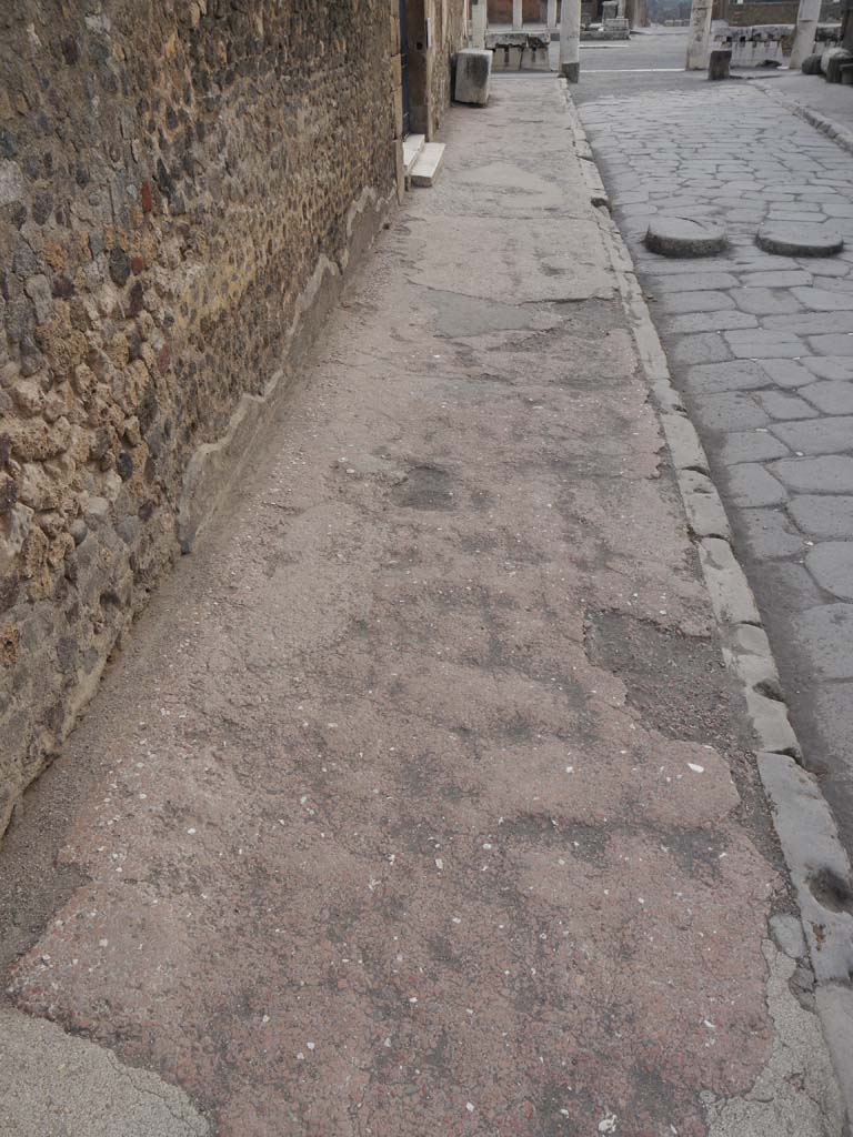 VII.7.32, Pompeii. September 2018. Looking south to interior of doorway threshold, at east end of doorway.
Foto Anne Kleineberg, ERC Grant 681269 DÉCOR.
