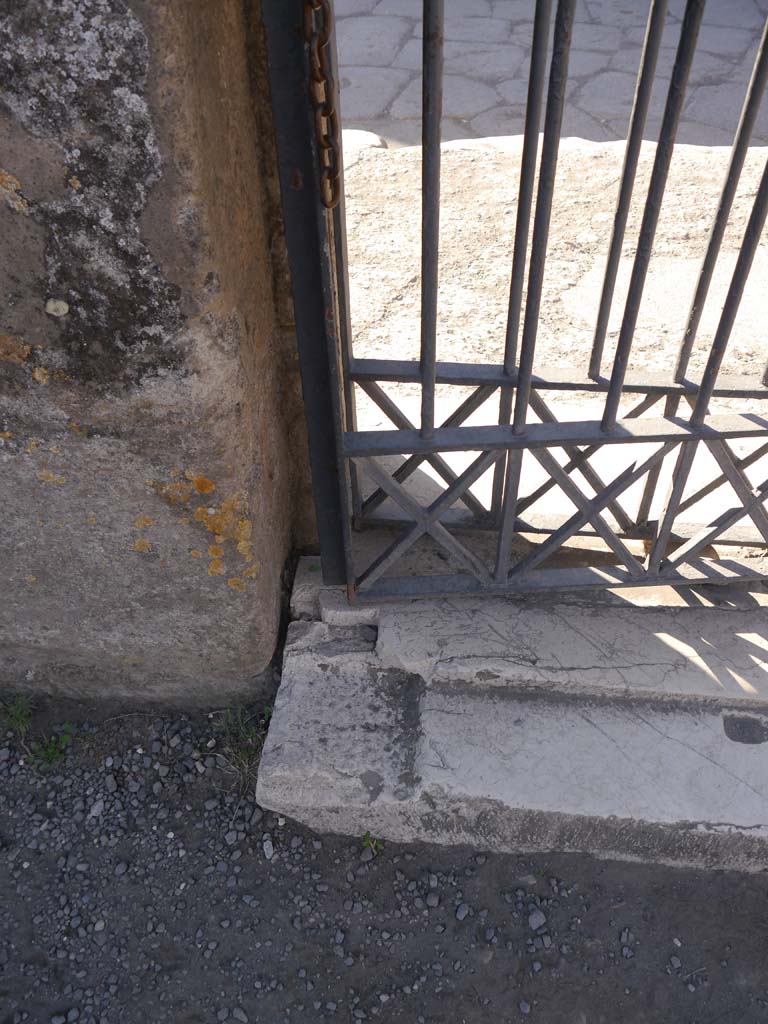 VII.7.32, Pompeii. September 2018. Doorway threshold.
Foto Anne Kleineberg, ERC Grant 681269 DÉCOR.
