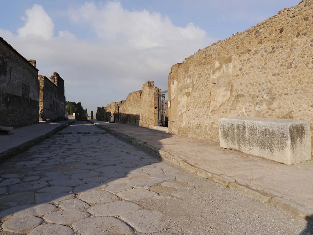 VII.7.32, on left, Pompeii. March 2019. 
Looking east along Via Marina towards the Forum, between VII.7.32, on left, and VIII.1, on right.  
Foto Anne Kleineberg, ERC Grant 681269 DÉCOR.
